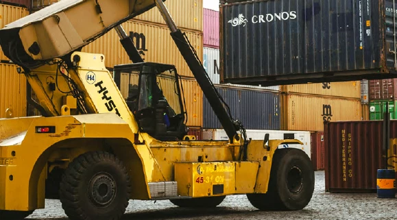 Hyster big truck is lifting containers