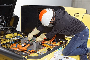 WHAT OPERATIONS NEED TO KNOW ABOUT SERVICING HIGH-VOLTAGE FORKLIFTS