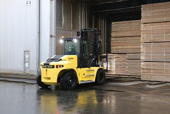 LUMBER MILL FORKLIFT ELECTRIFICATION: FIVE QUESTIONS YOU SHOULD BE ASKING